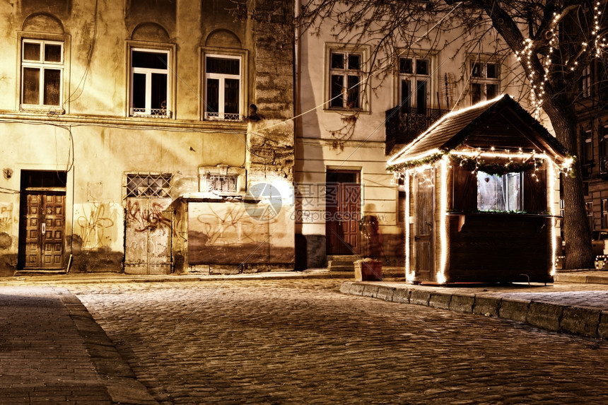 夜晚的旧欧洲城镇图片