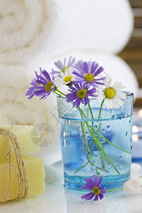 SPA概念花卉天然肥皂毛巾和蜡烛图片