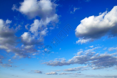 蓝色天空中美丽的白云图片