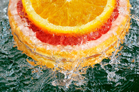 橙汁和沸水中的葡萄汁图片