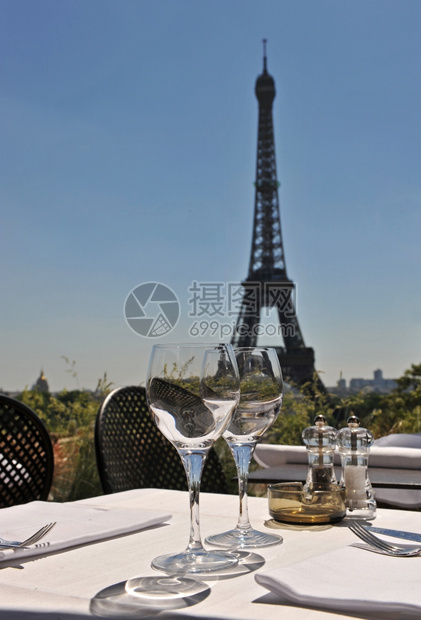 艾菲尔铁塔的豪华餐厅在蓝天的后面图片