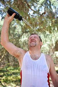 参加体育训练的有一瓶水天主教青年男子图片