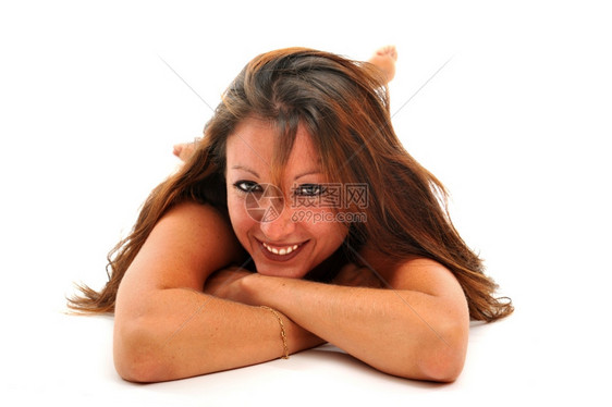 美丽的微笑着女人躺在白色背景的面前图片
