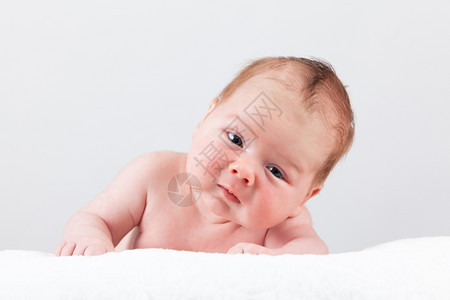 可爱的婴儿肖像白色背景的漂亮小男孩一个月的婴儿图片