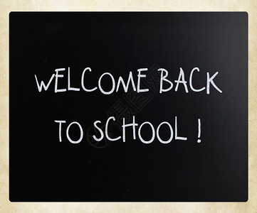 白色欢迎欢迎回到学校手写白色粉笔在黑板上背景