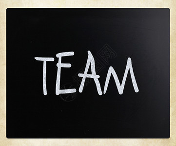 TEAM这个词用黑板上的白粉笔手写图片