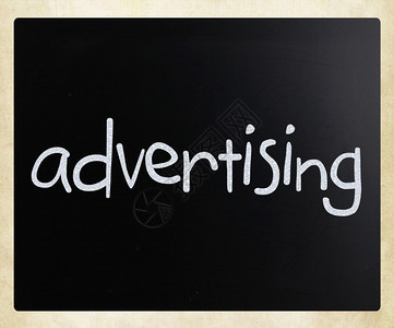 广告这个词手写白色粉笔在黑板上图片