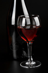 玻璃红酒和黑底瓶图片