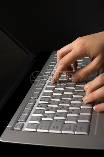 笔记本键盘上的指尖图片