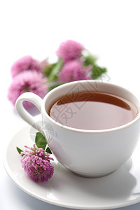 白杯草药茶和鲜花图片