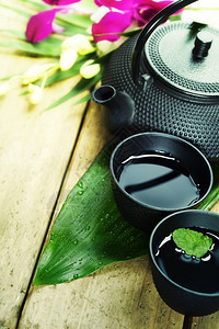 木制桌上的亚洲茶叶图片
