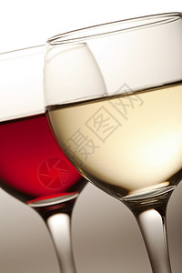 白葡萄酒和红杯图片