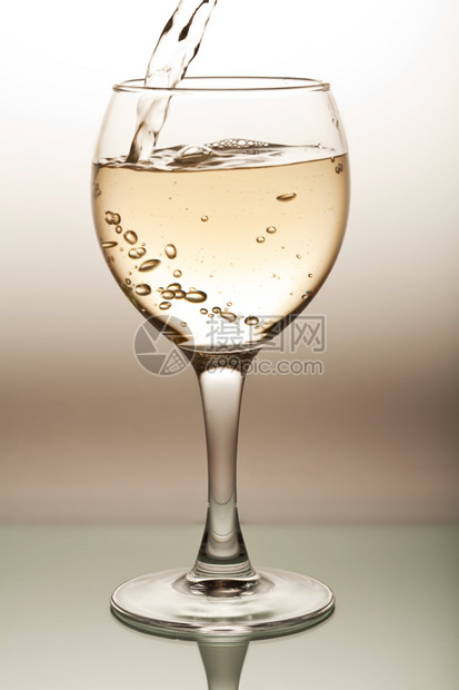 白葡萄酒倒入玻璃杯中图片
