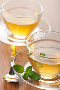 薄荷绿茶两杯含薄荷的绿茶背景