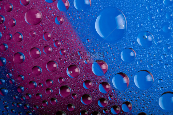 蓝色和粉红水滴背景图片