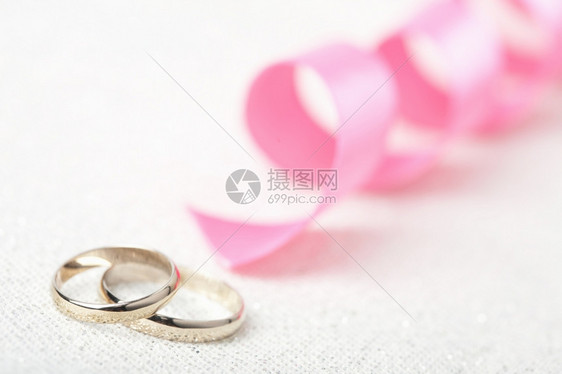 金婚戒指和粉色丝带图片