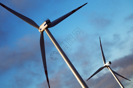 蓝天空风涡轮机能源概念图片
