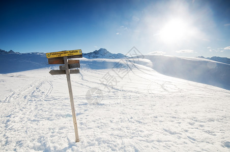 雪山风景的标志柱图片