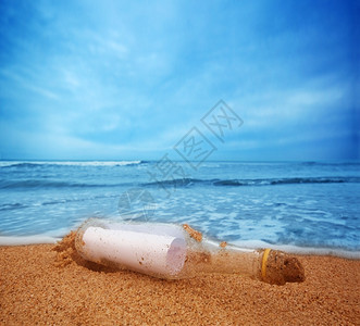 在瓶中传递来自海洋的信息旅行游即将到来的信息概念图片
