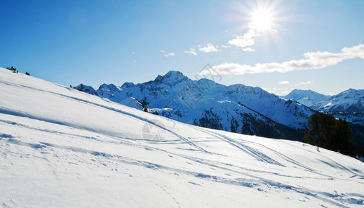 山中雪的冬季全景图片