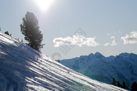 山的雪冬风景图片