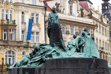 布拉格旧城广场扬胡斯纪念碑图片