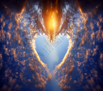由日落天空的云层组成心形爱情浪漫宗教概念图片