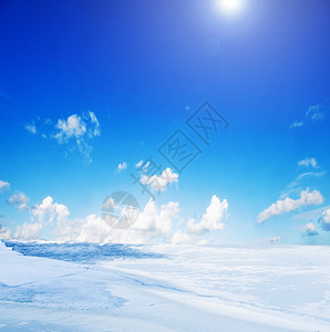 寒雪的冬季风景和阳光明媚的蓝天图片