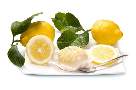 白盘上美味的柠檬蛋糕图片