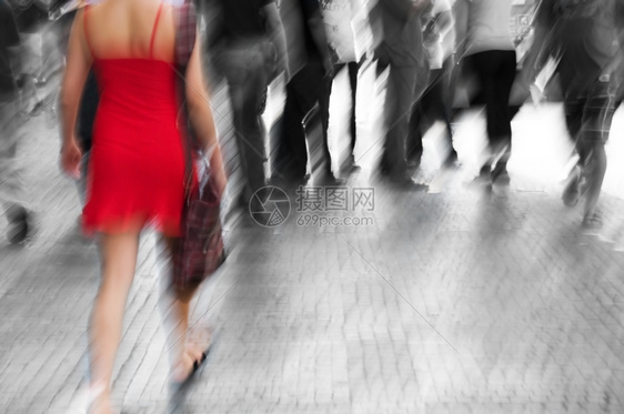 繁忙的大城市街道黑白红色女人图片