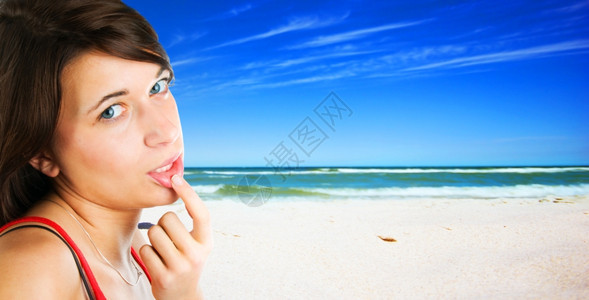 热带海滩背景的年轻女图片