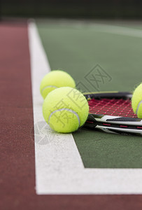 新的网球和在法院基线上按底网模糊图片