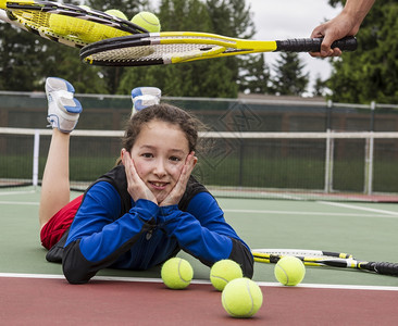 年轻女孩被录取加入网球队头顶被电击图片