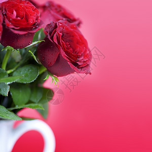花瓶中的红玫瑰束图片
