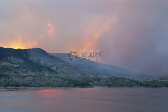 在科罗拉多州柯林斯堡附近的山丘和上笼罩着太阳和天空图片