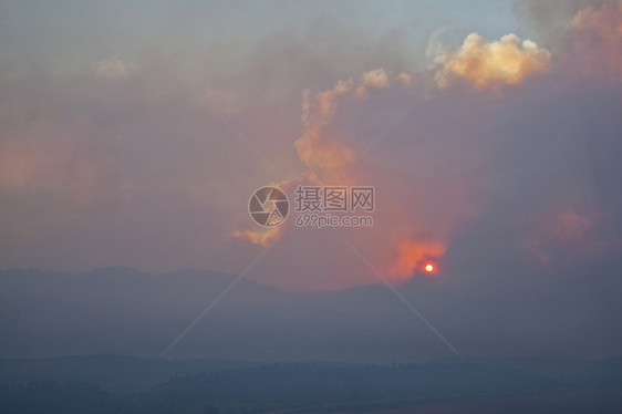 201年6月日科罗拉多州柯林斯堡附近的洛基山上空图片