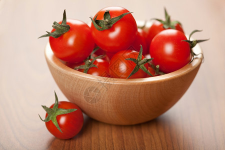 木碗中成熟的西红柿图片