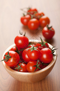 木碗中成熟的西红柿图片
