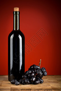 红底葡萄和酒瓶图片