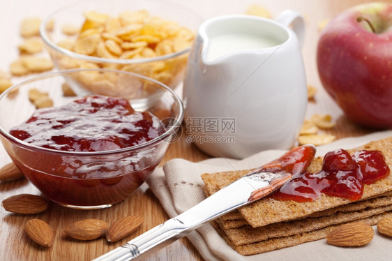 富含高钙和高蛋白的健康食品图片