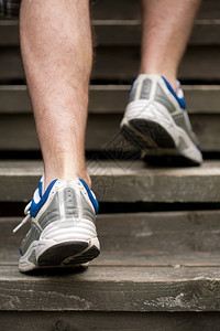 楼梯上跑步男子的腿背景图片