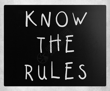 知道规则用黑板上的白粉笔手写图片
