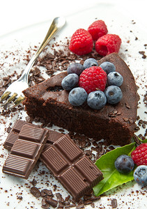 一块巧克力蛋糕白色背景的鲜莓果图片