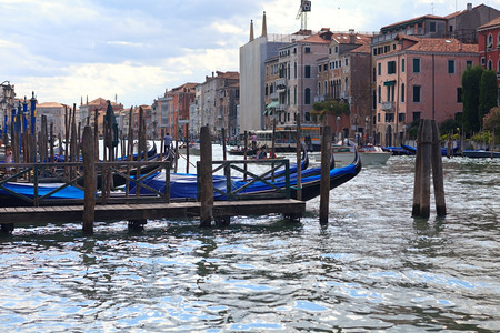 Gondolas在威尼斯的运河图片