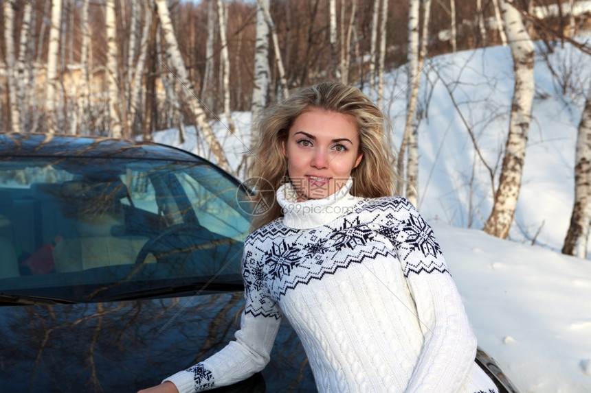 冬季森林汽车旁的女子图片