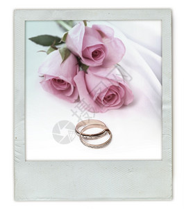 带结婚戒指的玫瑰花束图片