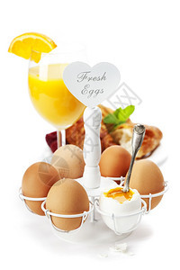 早餐配鸡蛋牛角面包和橙汁图片