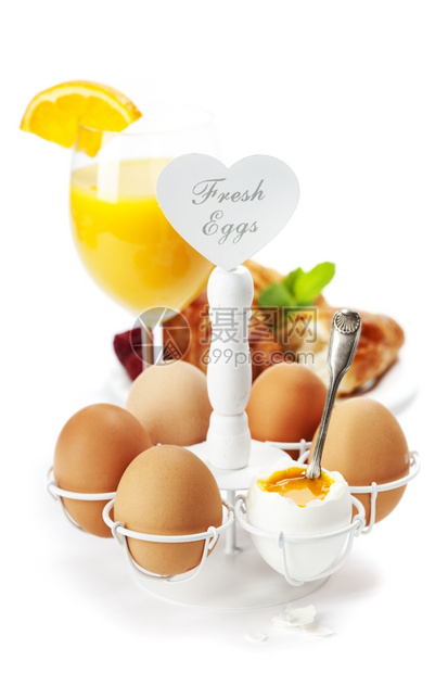 早餐配鸡蛋牛角面包和橙汁图片