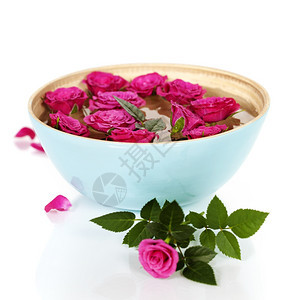 紧贴近美丽的粉色玫瑰在碗和白色图片