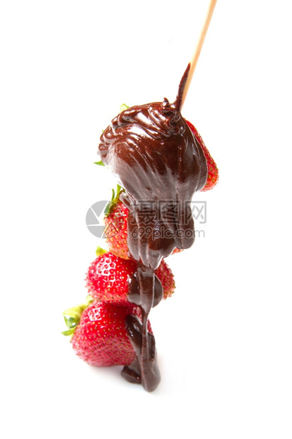 白色背景的草莓和巧克力图片